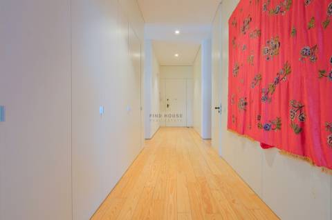 Apartamento T3+1, em condomínio privado com piscina, no Restelo