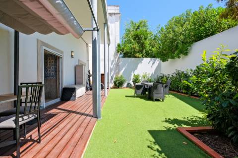 Apartamento T3+1, em condomínio privado com piscina, no Restelo