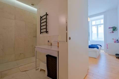 Apartamento T3+1, em condomínio privado com piscina, no Restelo