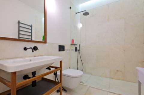 Apartamento T3+1, em condomínio privado com piscina, no Restelo
