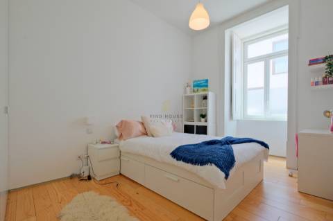 Apartamento T3+1, em condomínio privado com piscina, no Restelo