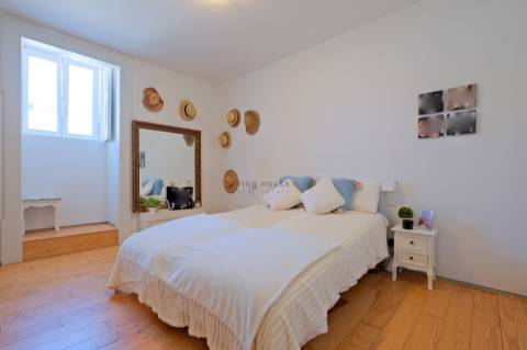 Apartamento T3+1, em condomínio privado com piscina, no Restelo