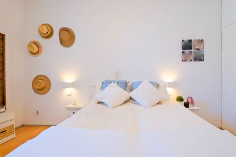 Apartamento T3+1, em condomínio privado com piscina, no Restelo