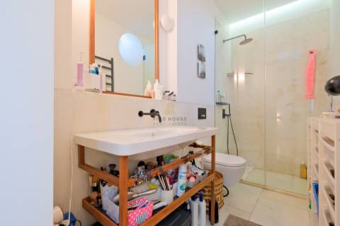 Apartamento T3+1, em condomínio privado com piscina, no Restelo