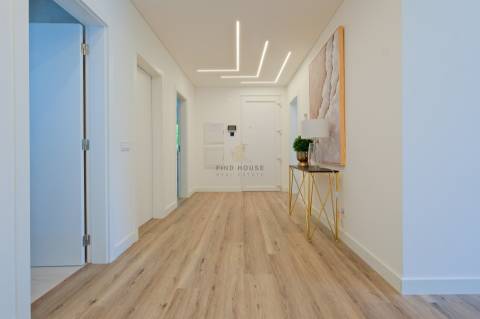 Moradia T4 de Luxo Totalmente Remodelada na Herdade da Aroeira