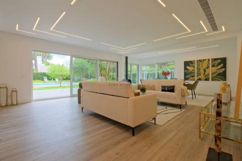 Moradia T4 de Luxo Totalmente Remodelada na Herdade da Aroeira