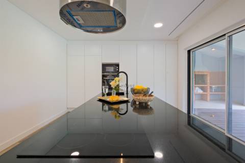 Moradia T4 de Luxo Totalmente Remodelada na Herdade da Aroeira