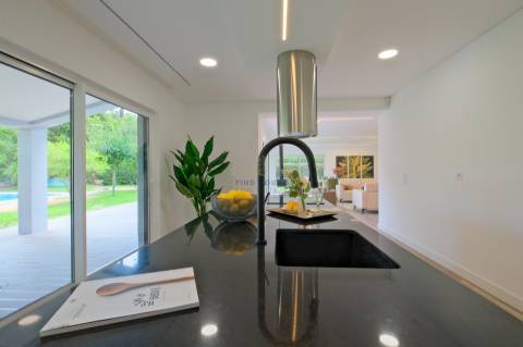 Moradia T4 de Luxo Totalmente Remodelada na Herdade da Aroeira