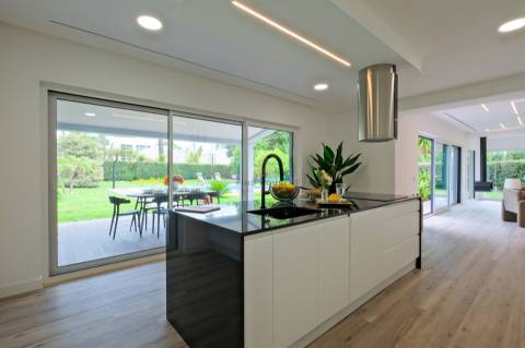 Moradia T4 de Luxo Totalmente Remodelada na Herdade da Aroeira