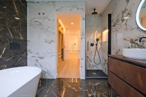 Moradia T4 de Luxo Totalmente Remodelada na Herdade da Aroeira