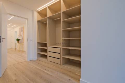 Moradia T4 de Luxo Totalmente Remodelada na Herdade da Aroeira