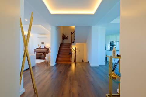 Vende-se Moradia T5 com piscina em Algueirão