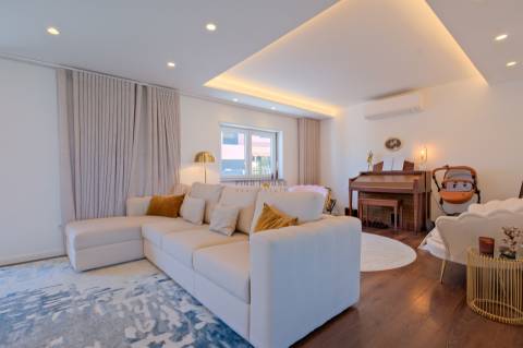 Vende-se Moradia T5 com piscina em Algueirão