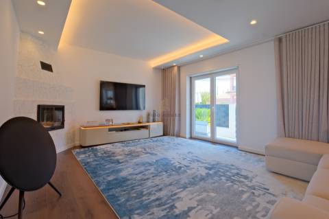 Vende-se Moradia T5 com piscina em Algueirão