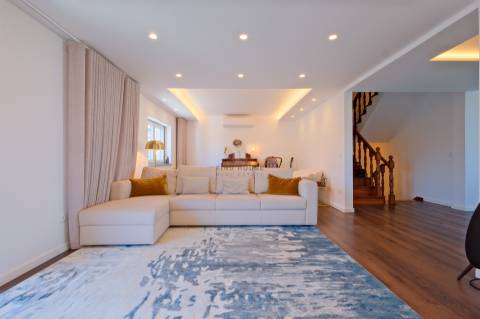 Vende-se Moradia T5 com piscina em Algueirão