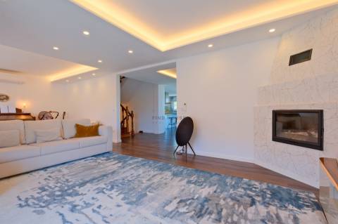 Vende-se Moradia T5 com piscina em Algueirão