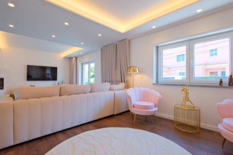 Vende-se Moradia T5 com piscina em Algueirão