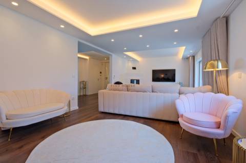 Vende-se Moradia T5 com piscina em Algueirão