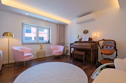 Vende-se Moradia T5 com piscina em Algueirão