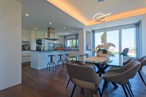 Vende-se Moradia T5 com piscina em Algueirão