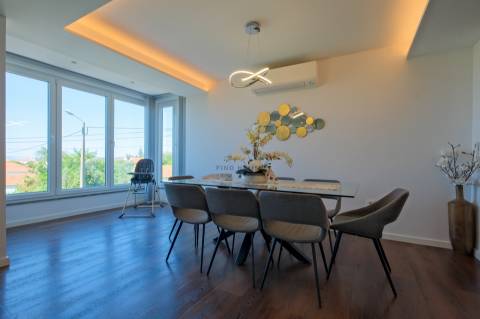 Vende-se Moradia T5 com piscina em Algueirão