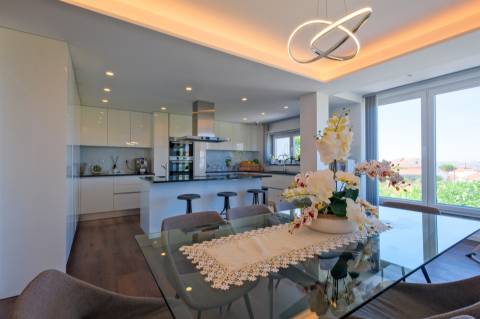 Vende-se Moradia T5 com piscina em Algueirão