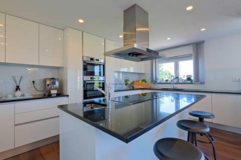 Vende-se Moradia T5 com piscina em Algueirão