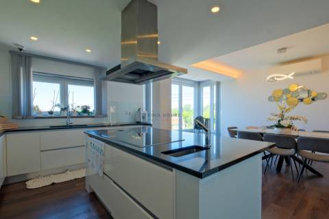 Vende-se Moradia T5 com piscina em Algueirão