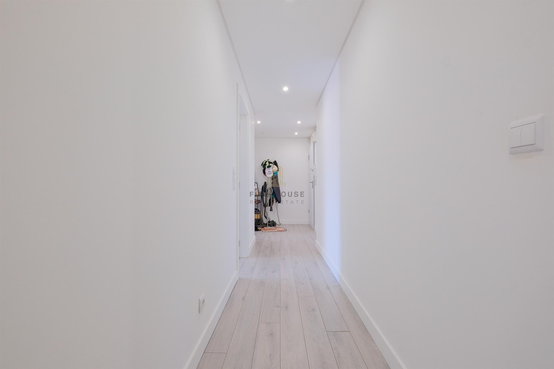 Apartamento T2 com garagem e terraço de 45m2 no Zambujal, São Domingos de Rana