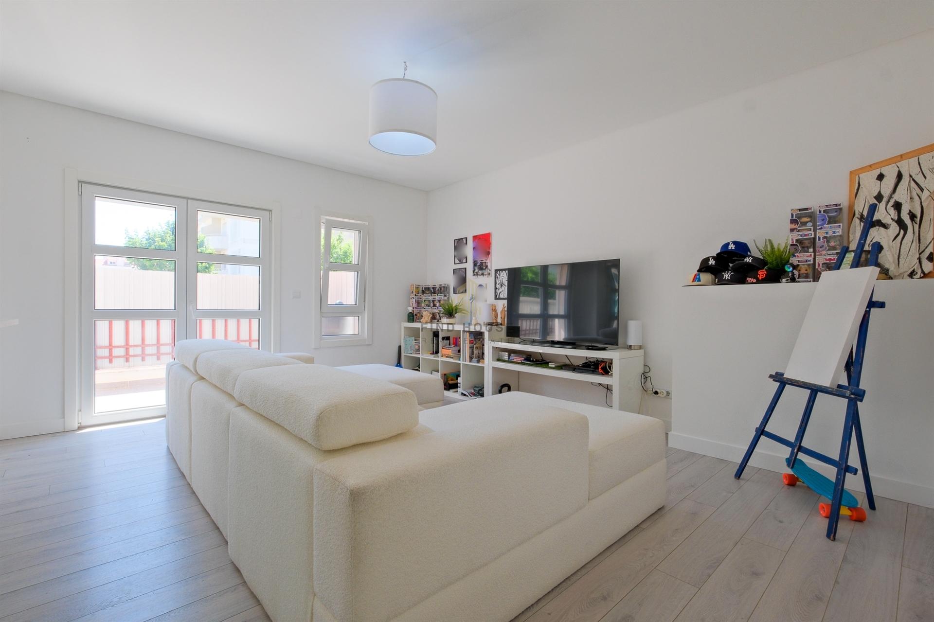 Apartamento T2 com garagem e terraço de 45m2 no Zambujal, São Domingos de Rana