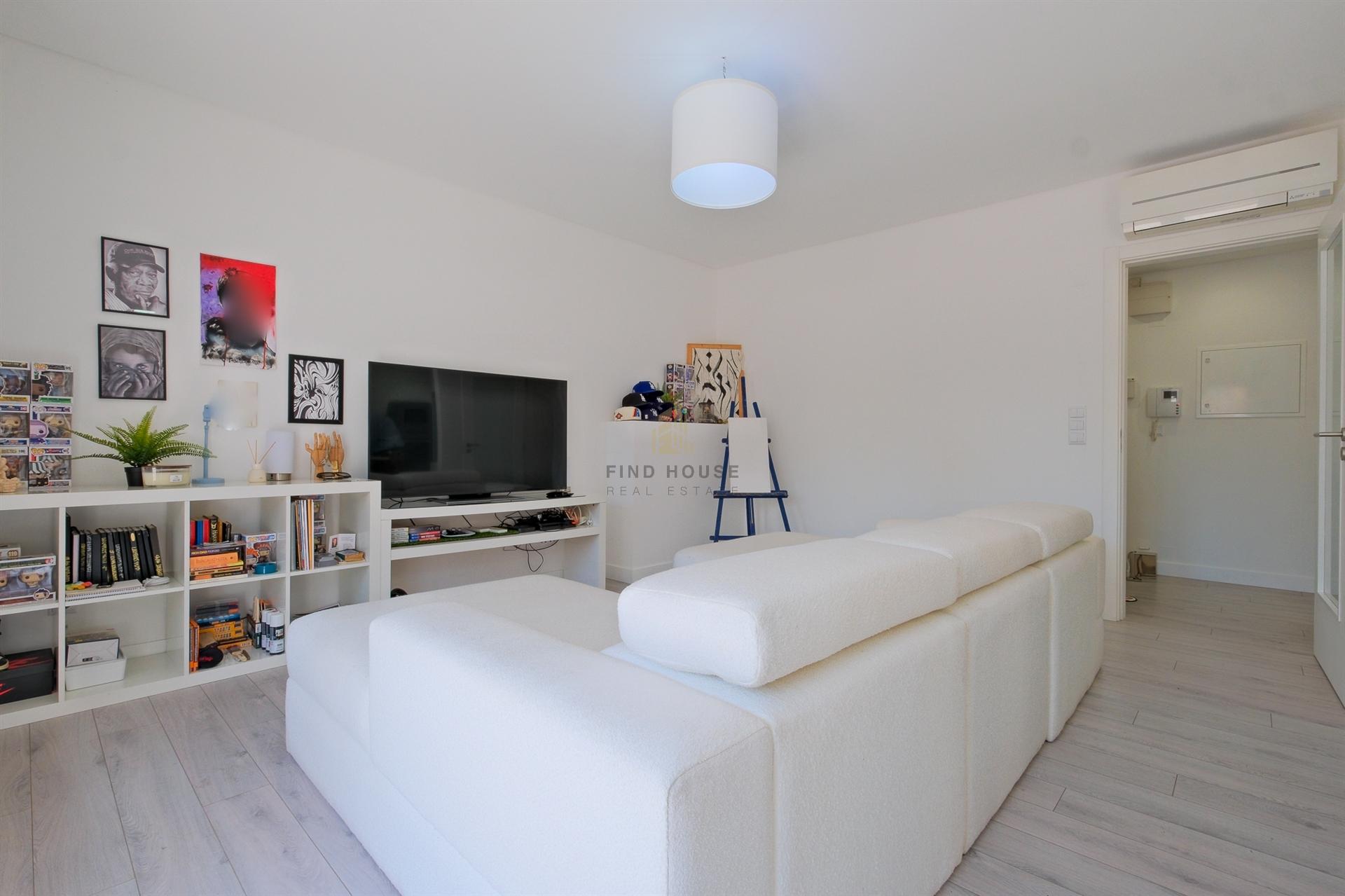 Apartamento T2 com garagem e terraço de 45m2 no Zambujal, São Domingos de Rana