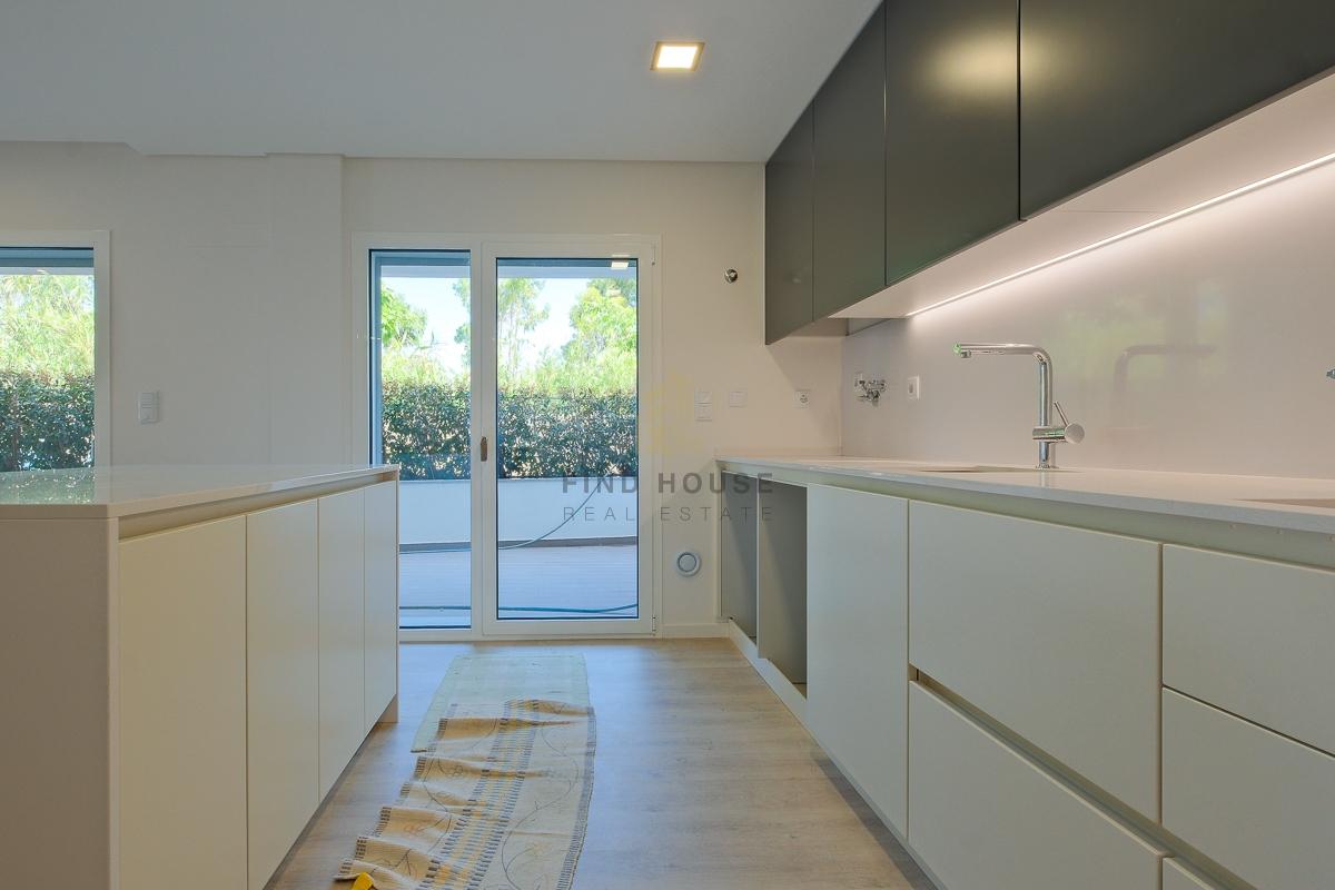 Arrenda-se Apartamento T2 com garagem box e terraço na Quinta das Marianas, Parede