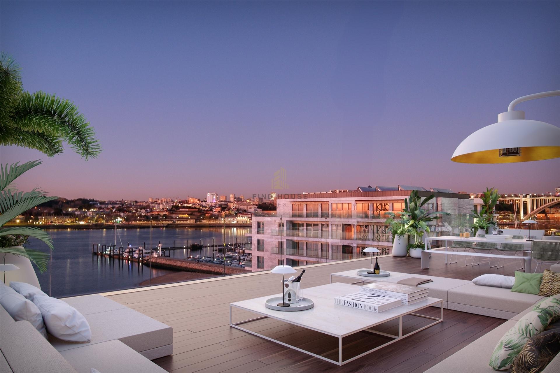 Penthouse T3+1 com terraço de 183m2 e 3 lugares de garagem,  com vista Rio e Mar