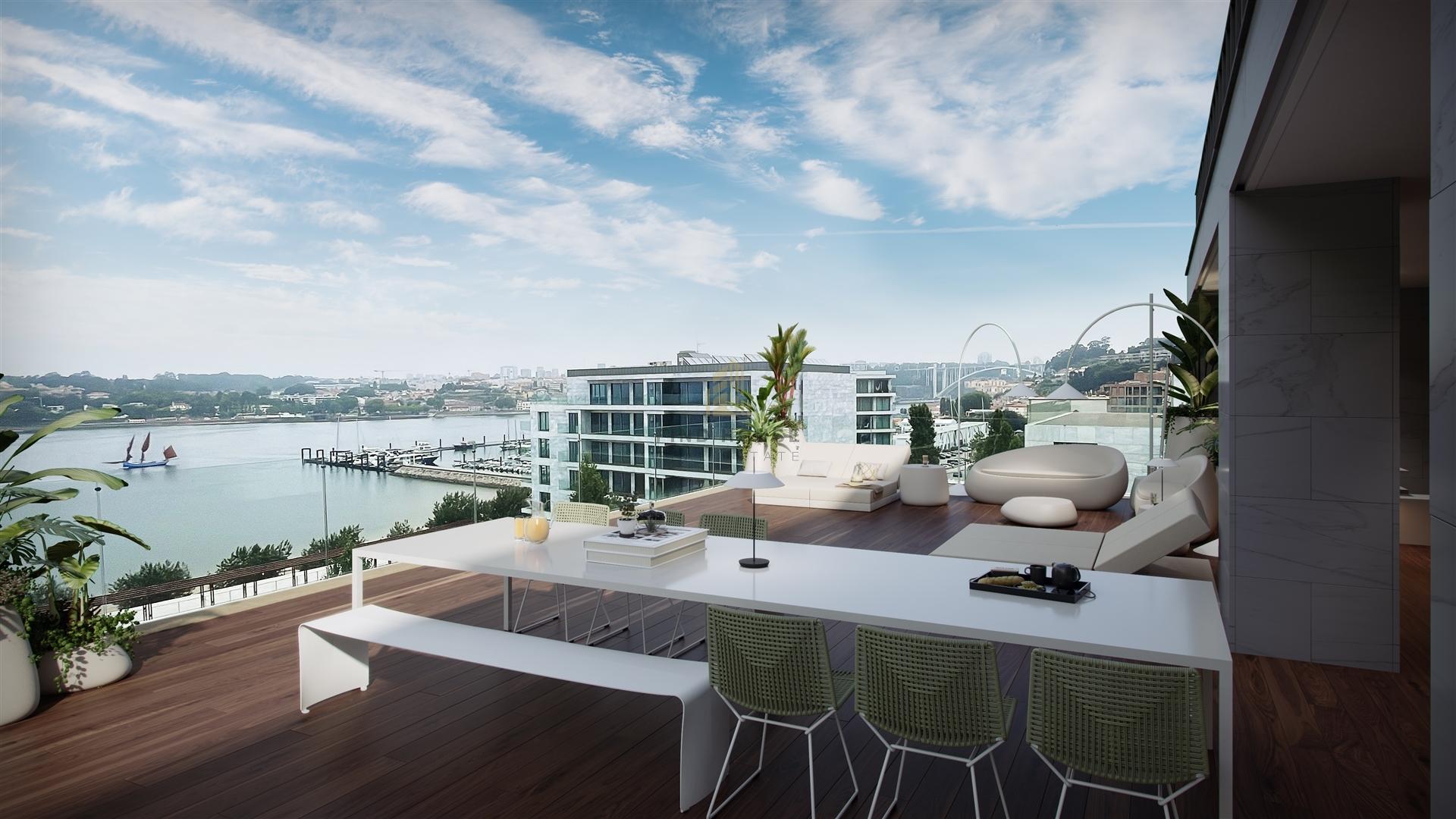 Penthouse T3+1 com terraço de 183m2 e 3 lugares de garagem,  com vista Rio e Mar