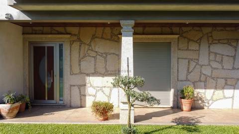 Vende-se Moradia Isolada T5, com amplo jardim, implantada em terreno com 1642m2 em Aguiar, Barcelos