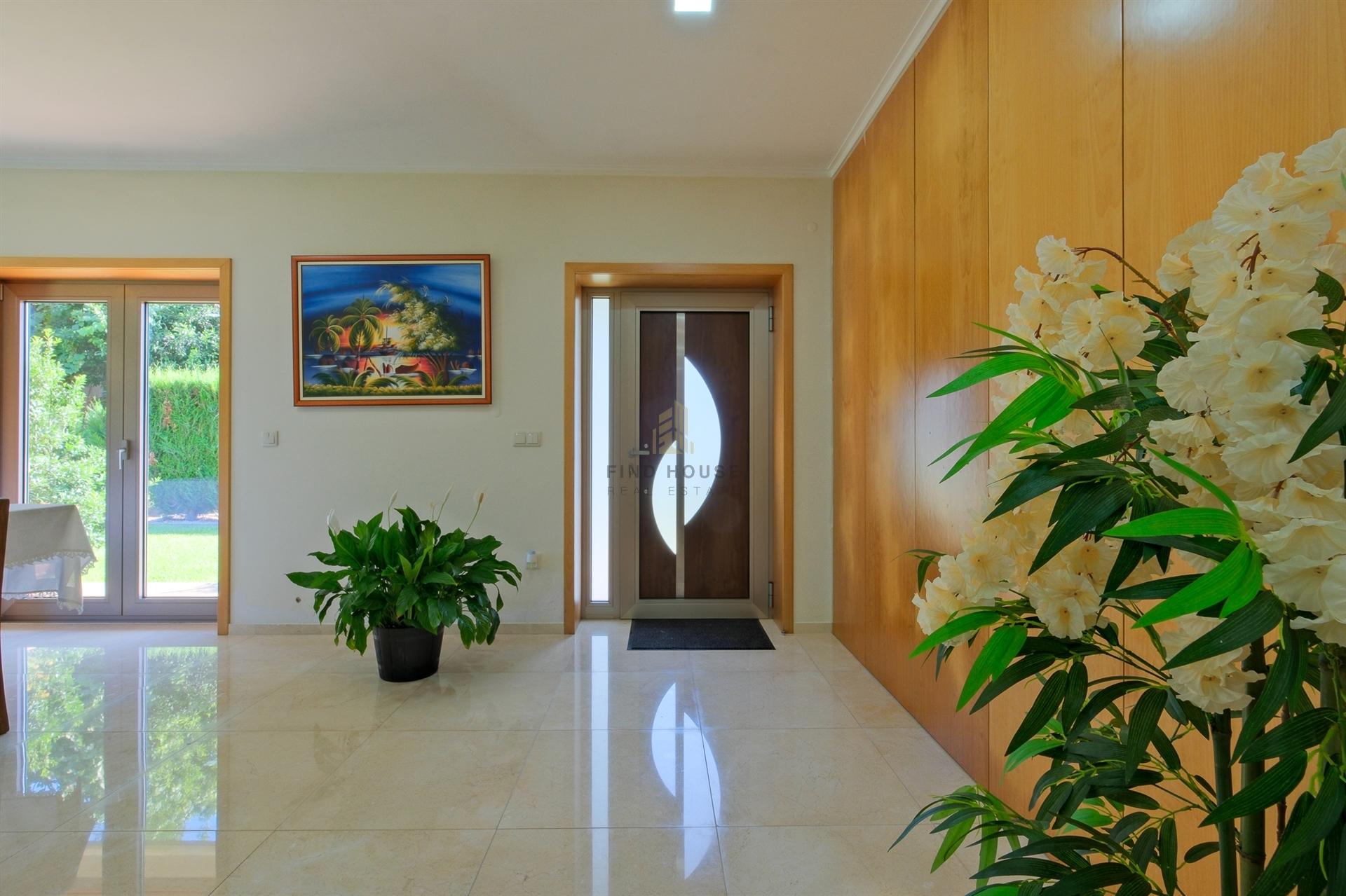 Vende-se Moradia Isolada T5, com amplo jardim, implantada em terreno com 1642m2 em Aguiar, Barcelos