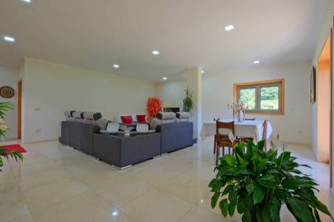 Vende-se Moradia Isolada T5, com amplo jardim, implantada em terreno com 1642m2 em Aguiar, Barcelos