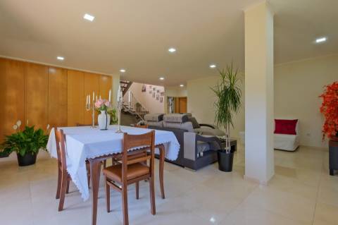 Vende-se Moradia Isolada T5, com amplo jardim, implantada em terreno com 1642m2 em Aguiar, Barcelos