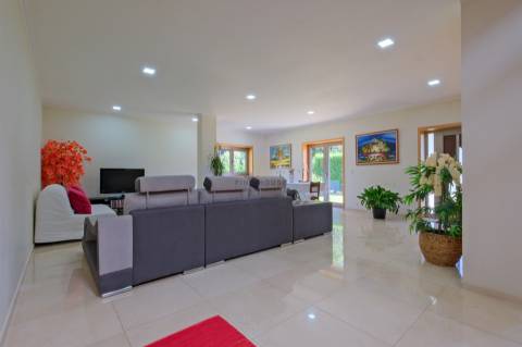 Vende-se Moradia Isolada T5, com amplo jardim, implantada em terreno com 1642m2 em Aguiar, Barcelos