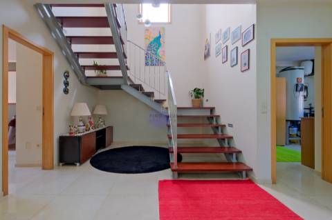 Vende-se Moradia Isolada T5, com amplo jardim, implantada em terreno com 1642m2 em Aguiar, Barcelos