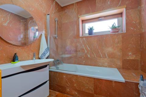 Vende-se Moradia Isolada T5, com amplo jardim, implantada em terreno com 1642m2 em Aguiar, Barcelos