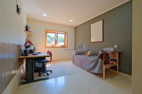 Vende-se Moradia Isolada T5, com amplo jardim, implantada em terreno com 1642m2 em Aguiar, Barcelos