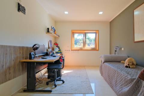 Vende-se Moradia Isolada T5, com amplo jardim, implantada em terreno com 1642m2 em Aguiar, Barcelos