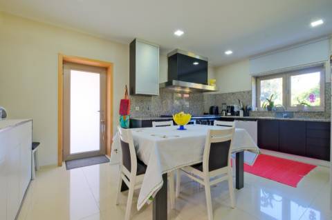 Vende-se Moradia Isolada T5, com amplo jardim, implantada em terreno com 1642m2 em Aguiar, Barcelos