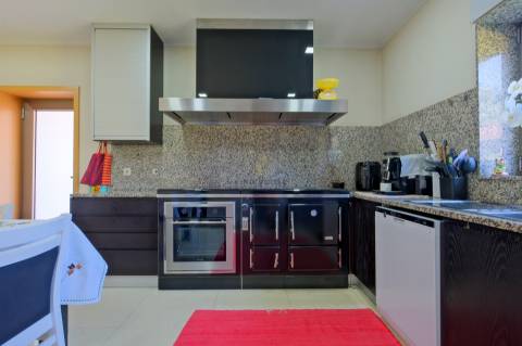 Vende-se Moradia Isolada T5, com amplo jardim, implantada em terreno com 1642m2 em Aguiar, Barcelos