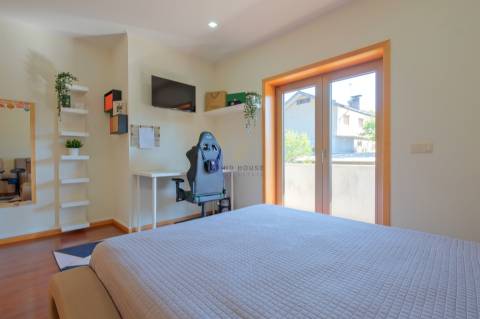 Vende-se Moradia Isolada T5, com amplo jardim, implantada em terreno com 1642m2 em Aguiar, Barcelos