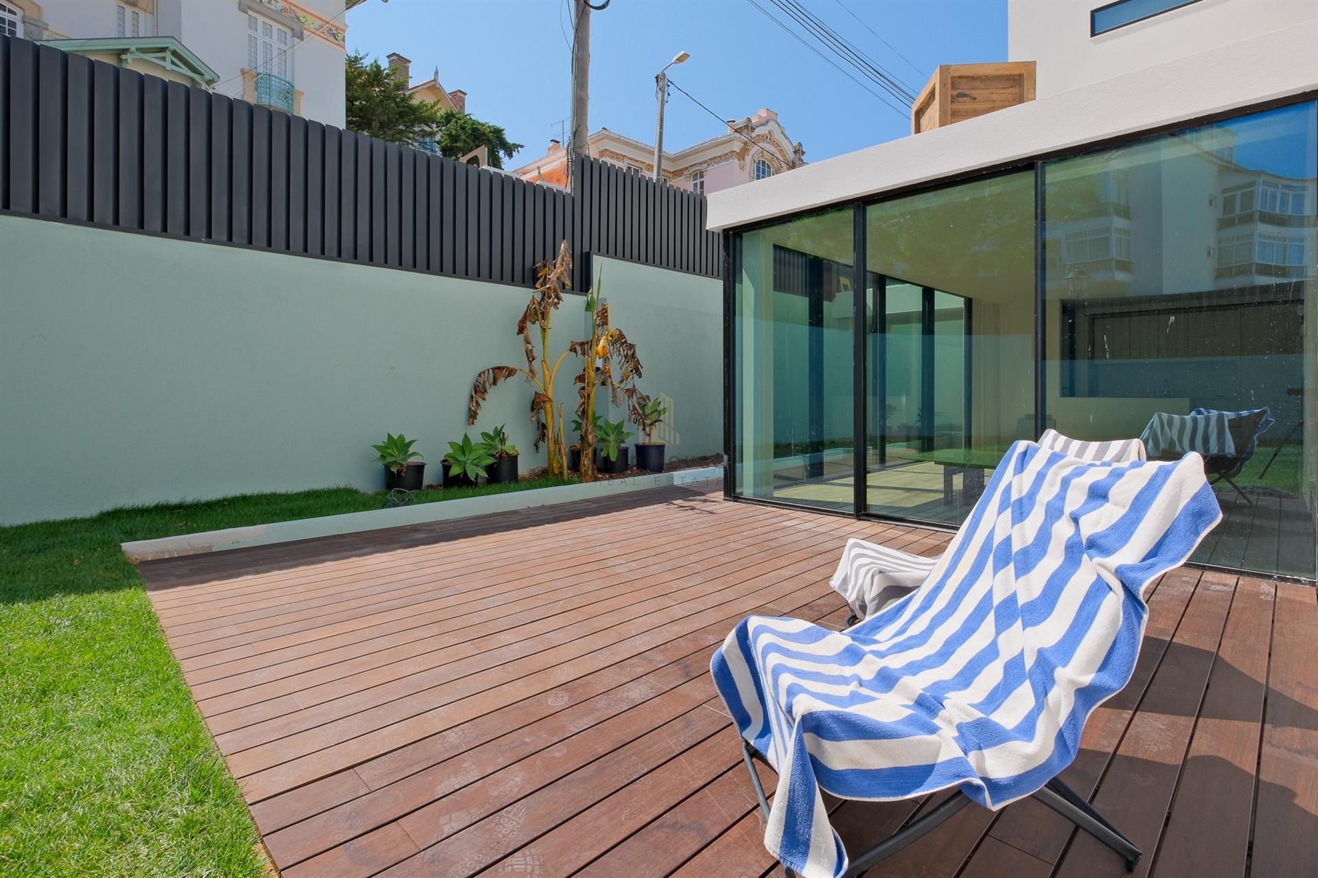 Arrenda-se T2 com piscina privativa e jardim  em Monte Estoril