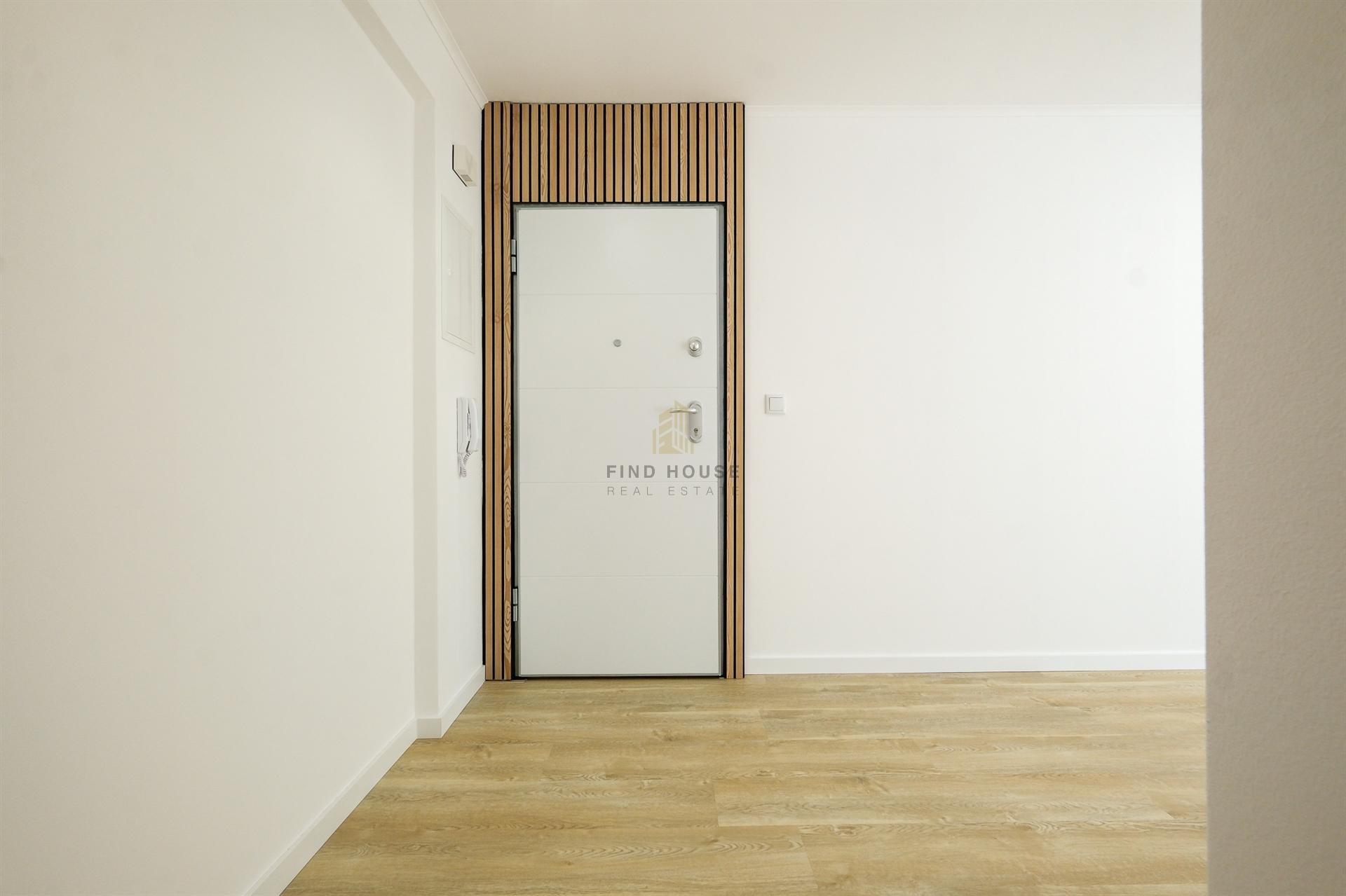 Apartamento T2 totalmente remodelado em São Domingos de Benfica