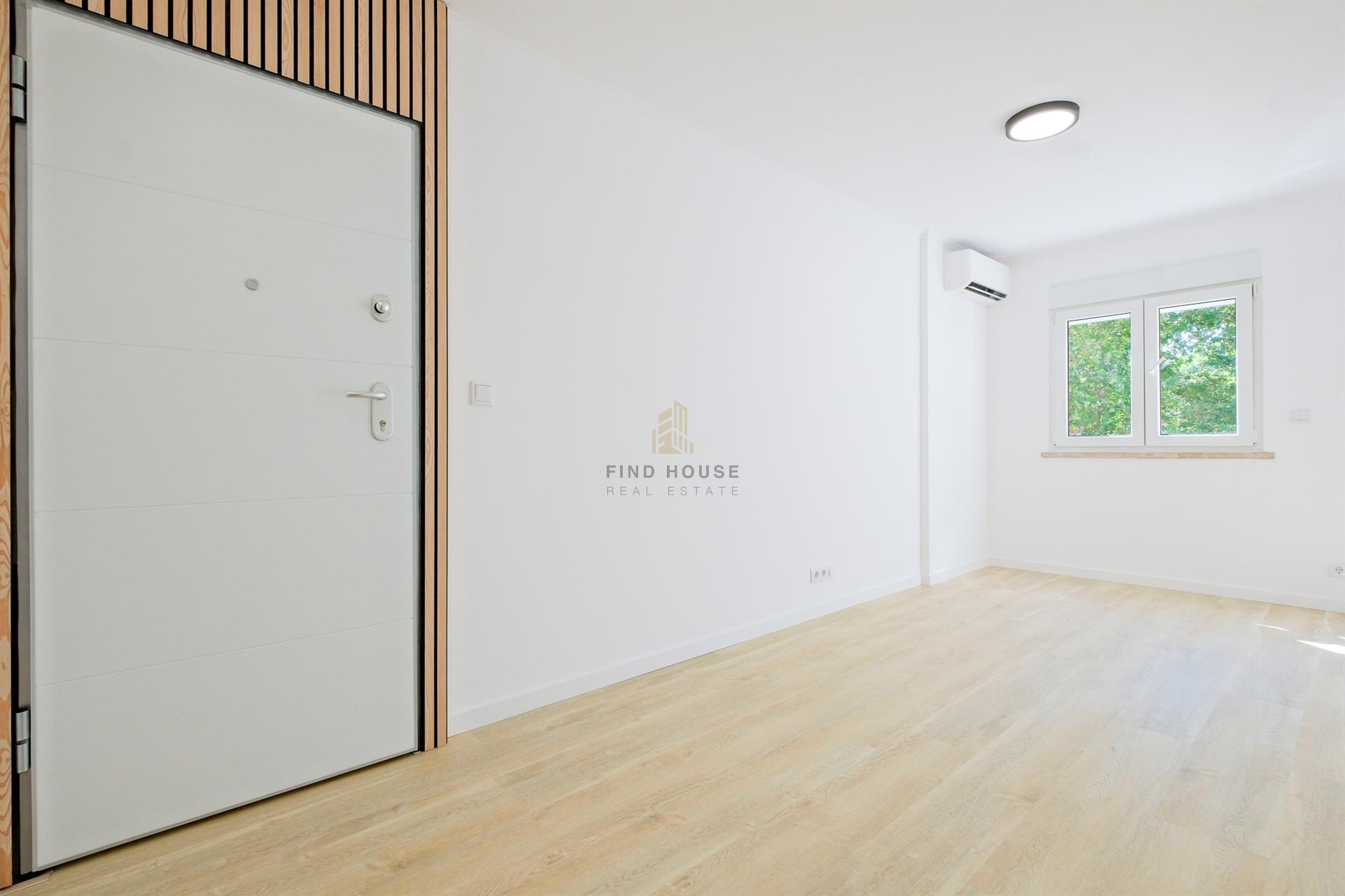 Apartamento T2 totalmente remodelado em São Domingos de Benfica