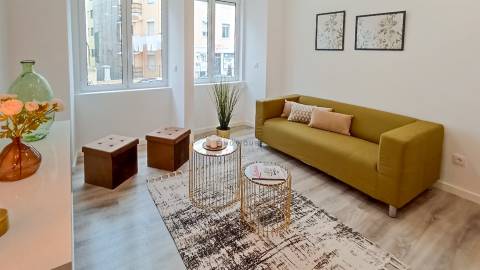 Apartamento T3 Remodelado com Logradouro em Benfica | Lisboa